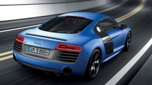 Синий Audi R8 стремится в город